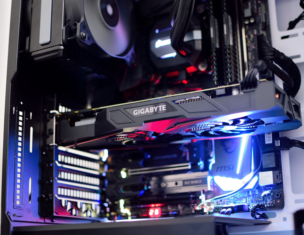 Placa de vídeo Gigabyte instalada em um computador, com memória e refrigeração ao fundo