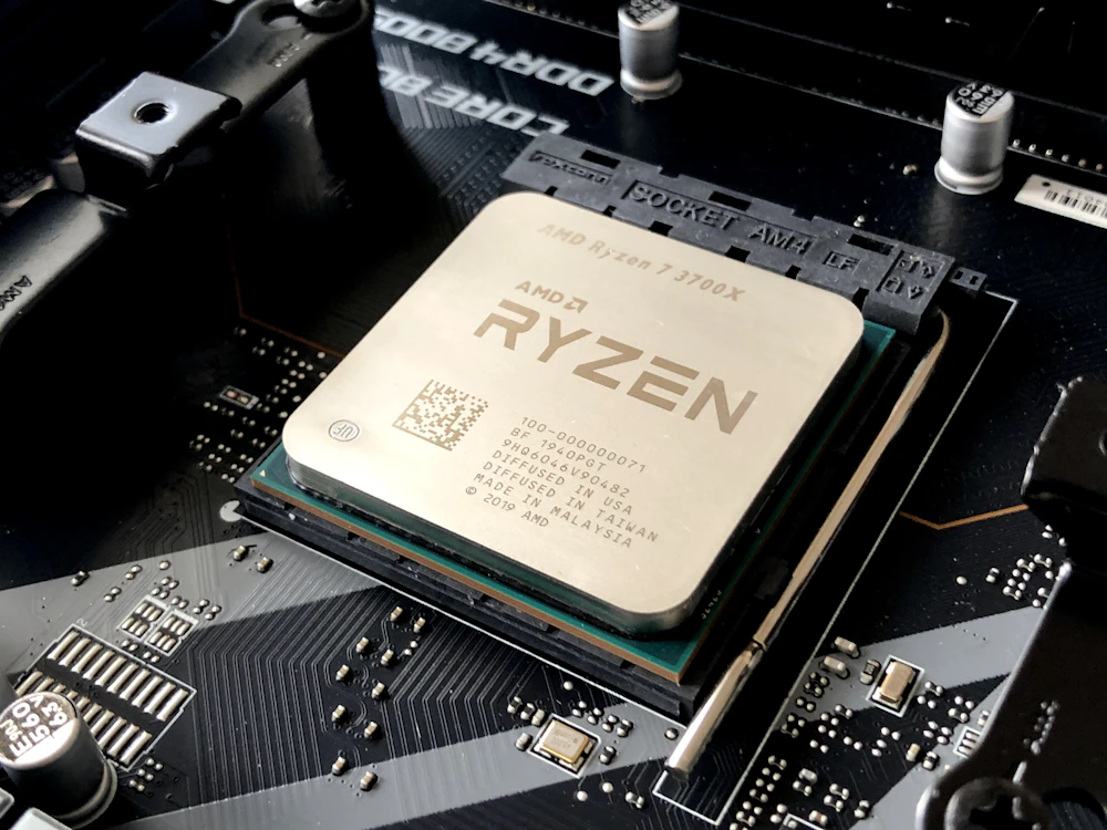 Close de um processador AMD Ryzen instalado no soquete de uma placa-mãe