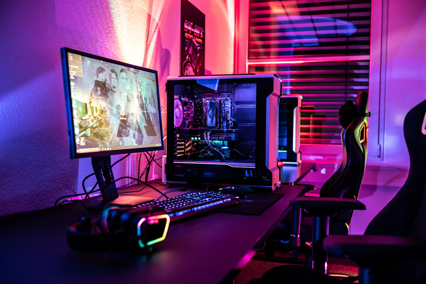 Fotografia de um setup gamer real com gabinete aberto, placa de vídeo visível, monitor e iluminação rosa e azul